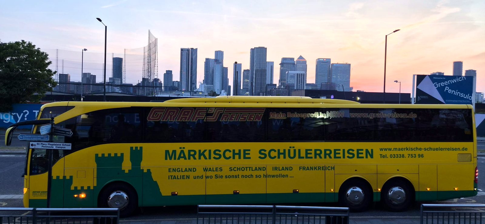 Reisebus vor der Skyline von London in der Abenddämmerung