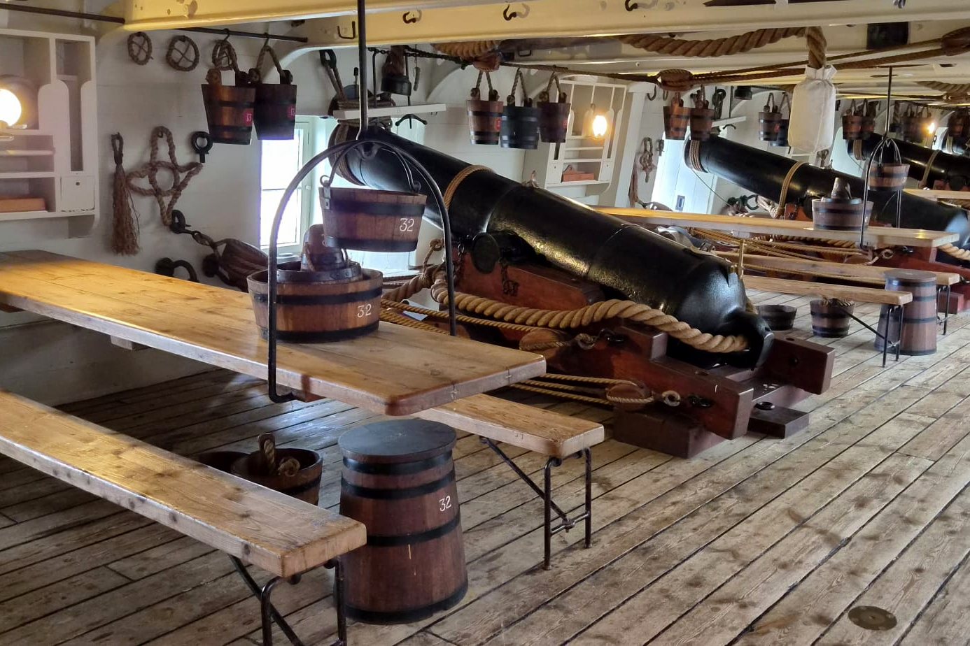 Kanonendeck eines historischen Kriegsschiffs in Portsmouth