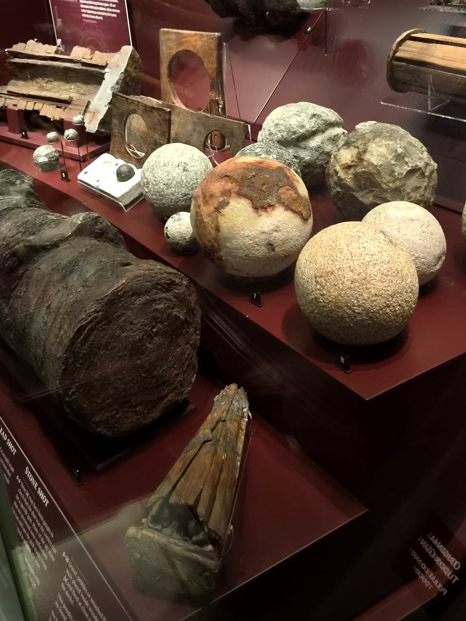 Kanonenkugeln und Fundstücke im Museum in Portsmouth