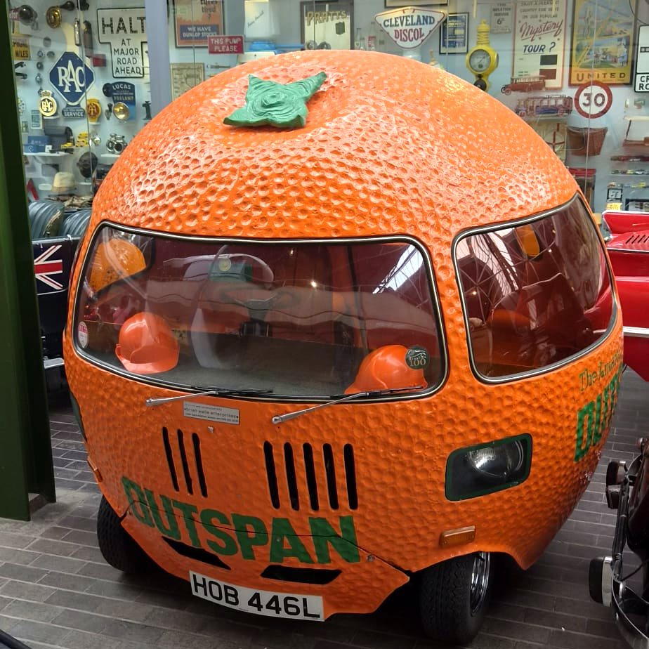 Auto in Form einer Orange im National Motor Museum in Beaulieu