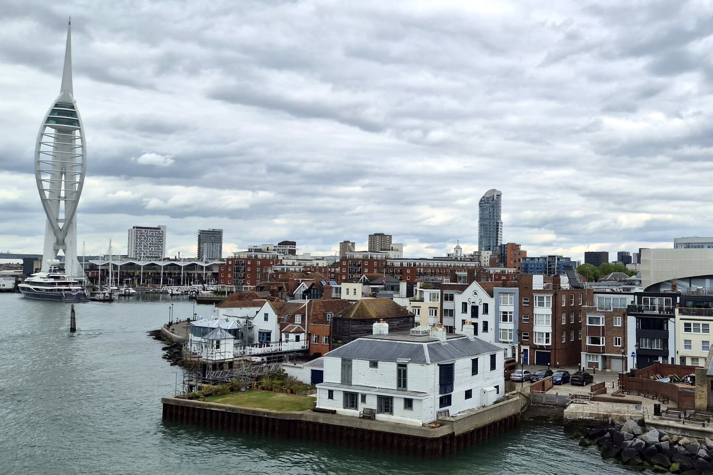 Blick auf Portsmouth mit dem Spinnaker Tower
