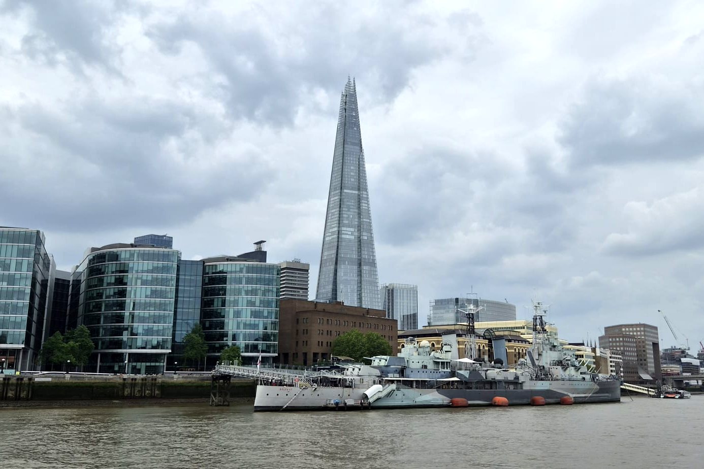 Blick von der Themse auf The Shard und die HMS Belfast