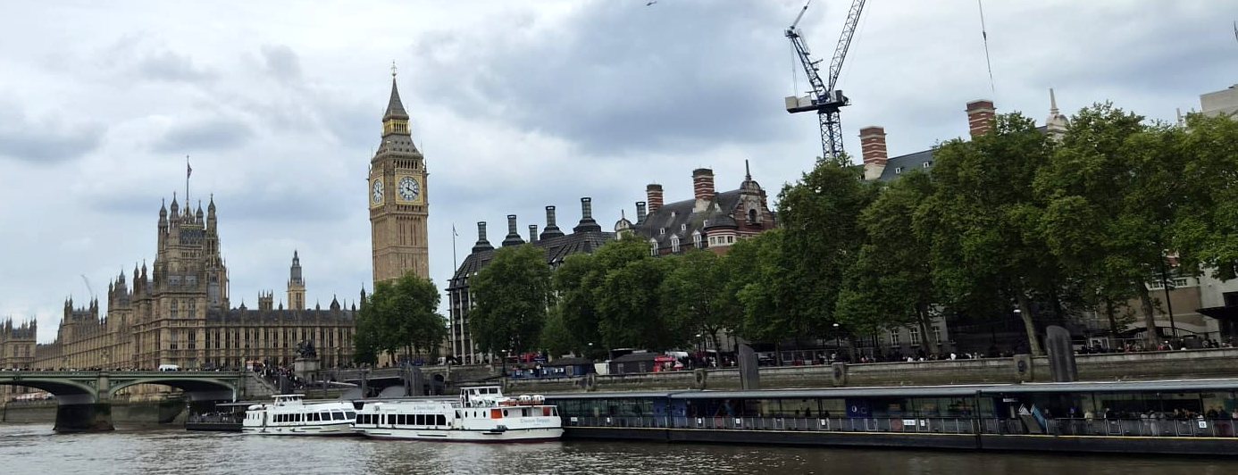 Blick von der Themse auf den Palace of Westminster und den Elizabeth Tower