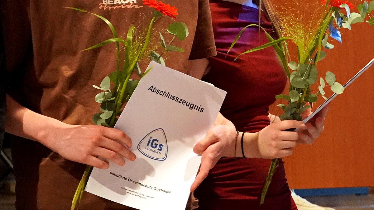 Abschlusszeugnis der IGS Guxhagen und Blumen bei der Abschlussfeier 2026