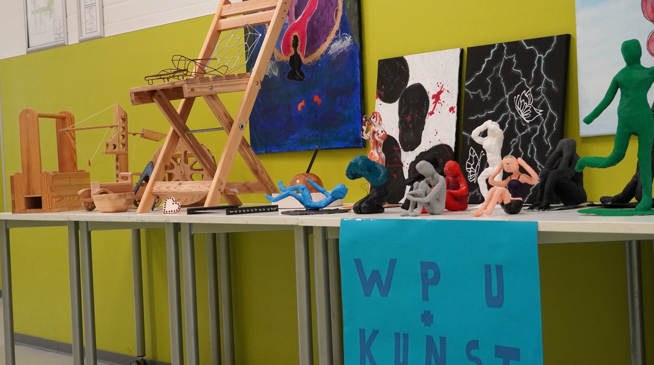 Ausstellung WPU Kunst beim Tag der offenen Tür: Skulpturen, Holzarbeiten und Gemälde von Schülerinnen und Schülern