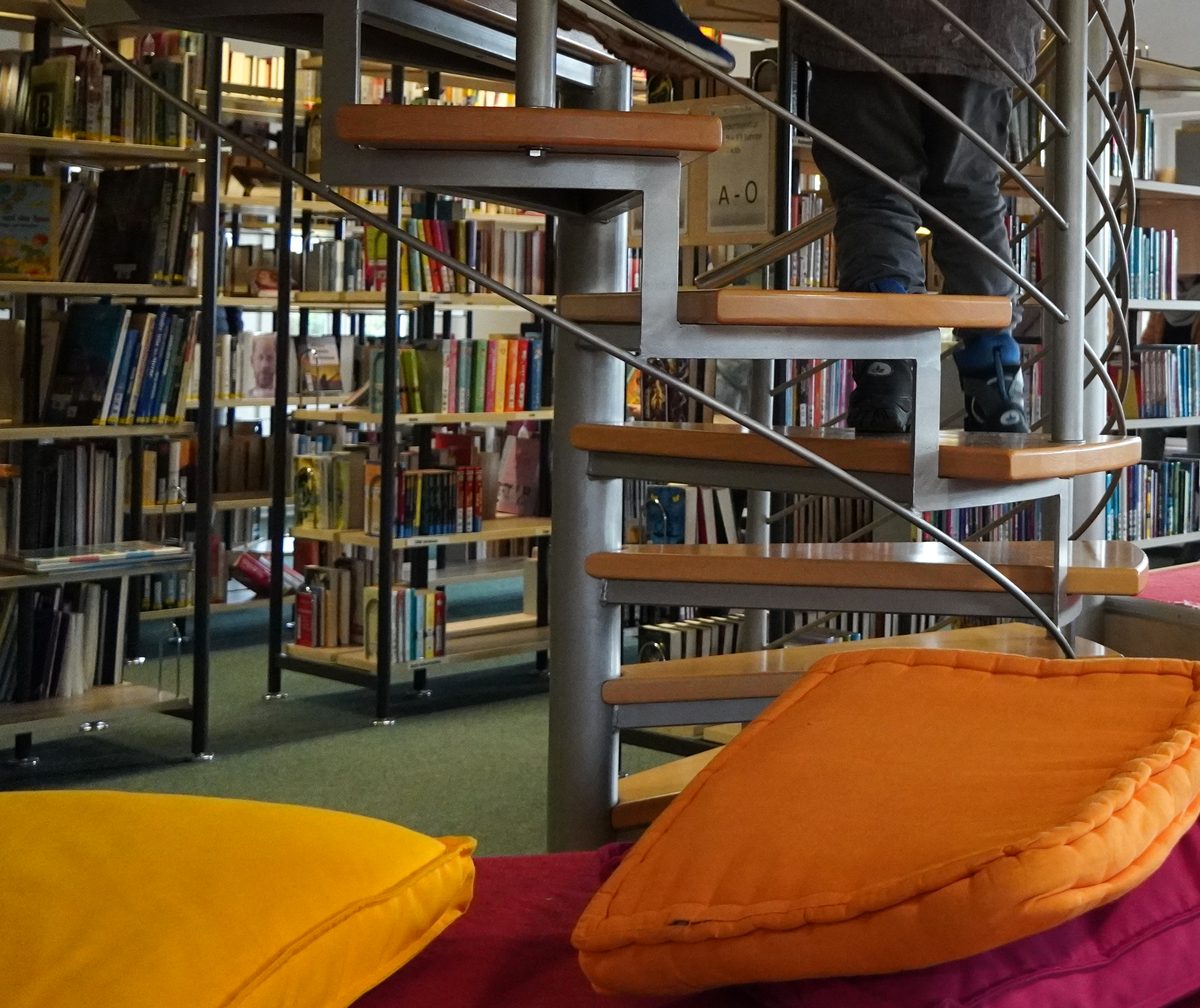 Bibliothek der IGS Guxhagen mit Wendeltreppe und Sitzkissen