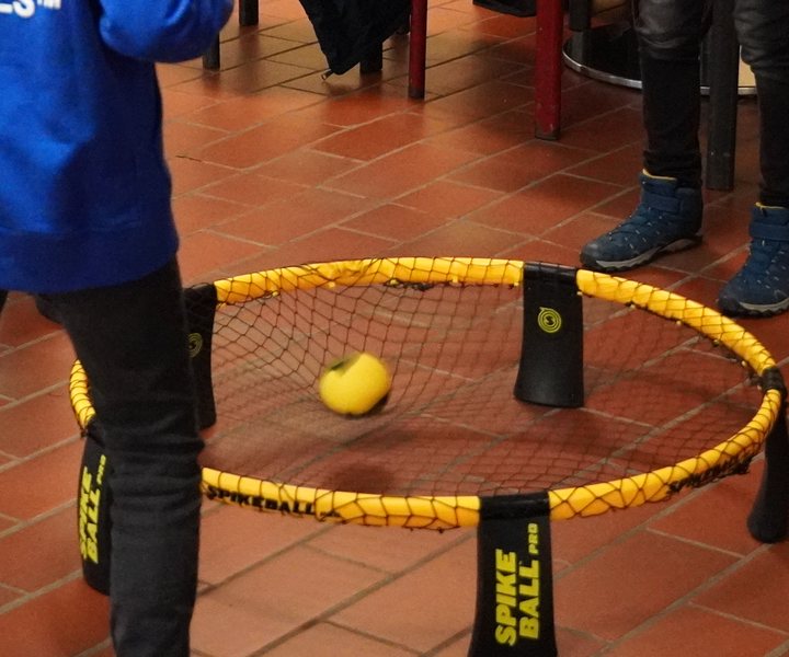 Spikeball-Netz mit Ball