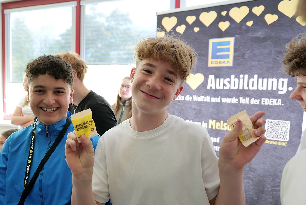Zwei Schüler am Stand von EDEKA