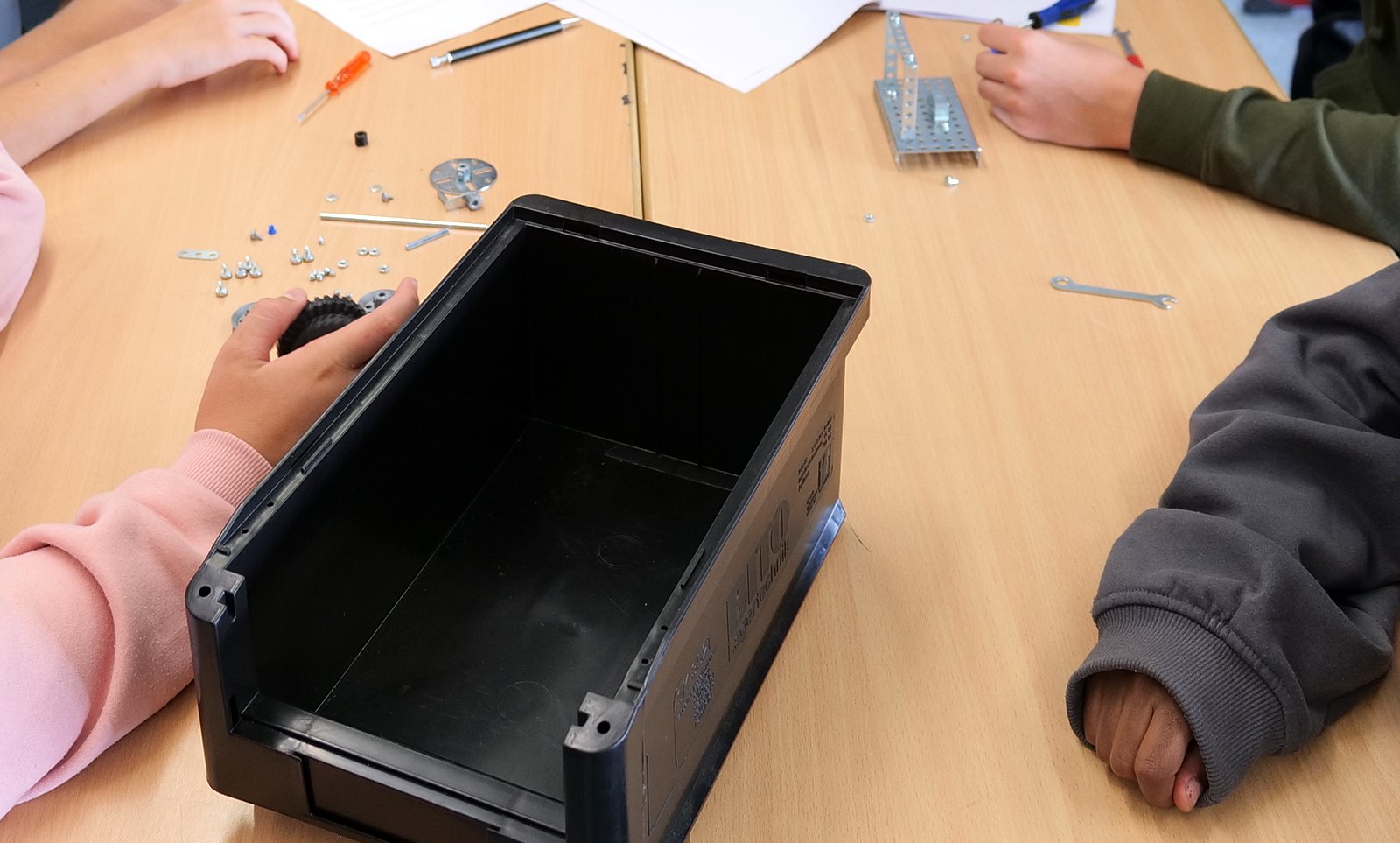 Kiste mit Schrauben und Kleinteilen bei Sartorius Stedim Systems