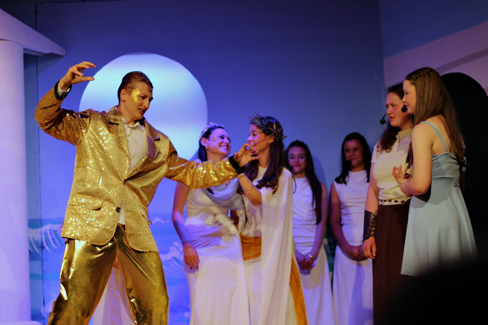 Zeus im goldenen Anzug vor einer Gruppe von Göttinnen