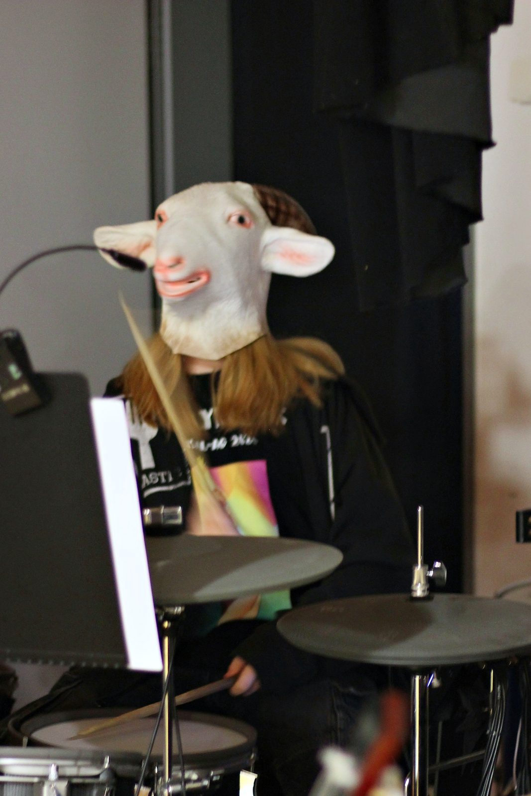 Am Schlagzeug der Schülerband „O’lymp Bizkit“: jemand mit Tiermaske
